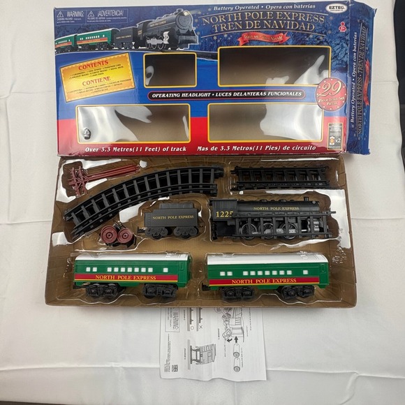EZTEC North Pole Express Train Set Battery Operated 29 Piece‎ Christmas - Picture 6 of 7